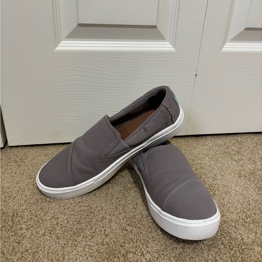 Tom’s Fenix grey slip on sneakers women size 8